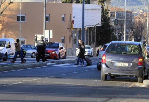 Pese a la presencia de un policía local, que regula el paso de peatones, los automóviles estacionan en la avenida de Portugal