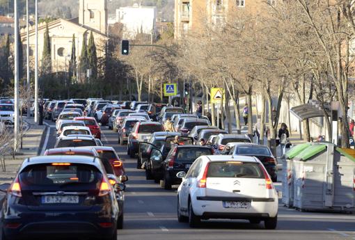 Retención en la avenida de Francia a las 8.55 provocada por el estacionamiento irregular de turismos junto al colegio Maristas