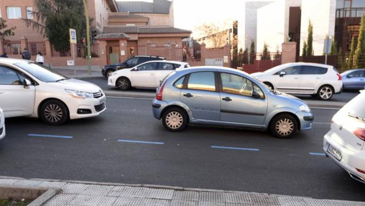 Turismo sin conductor estacionado en doble fila junto al colegio Maristas, pese a haber espacio libre para aparcar correctamente