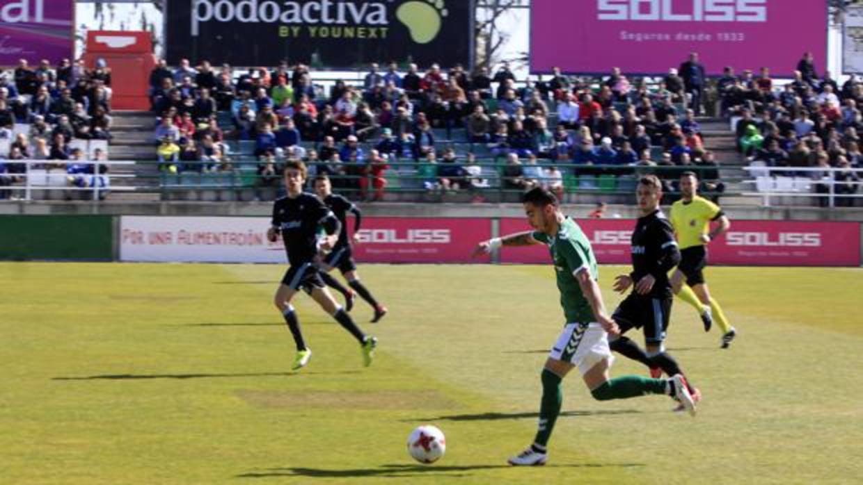 Tomás Sánchez, defensa del CD Toledo, dispara a la portería del Celta de Vigo B