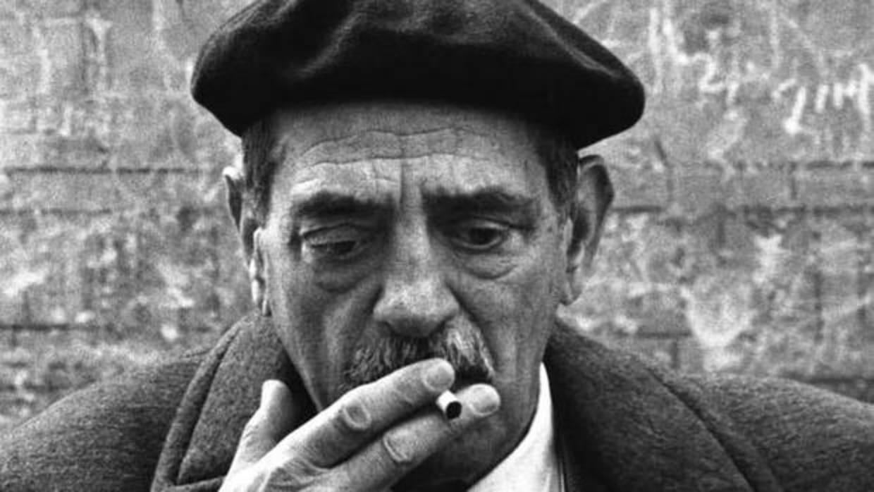 Luis Buñuel, fotografiado en Toledo en 1970, durante el rodaje de «Tristana»