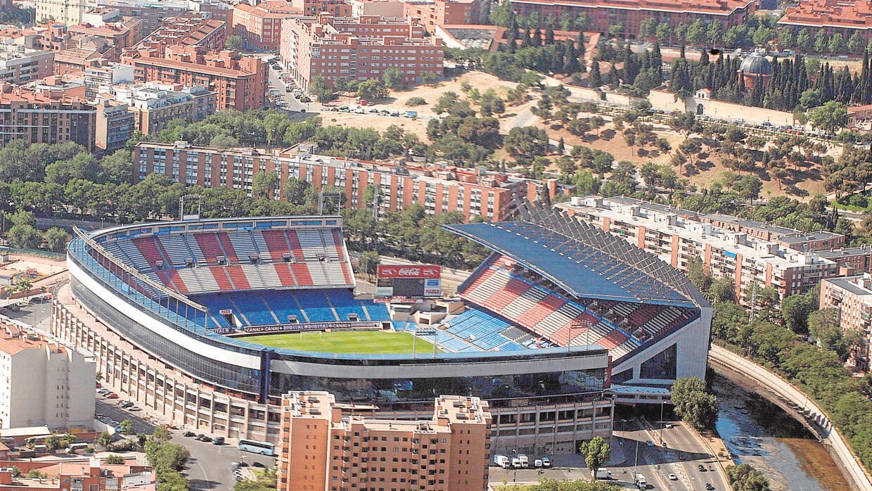La tribuna del Calderón se sitúa sobre la M-30, a la derecha de la foto