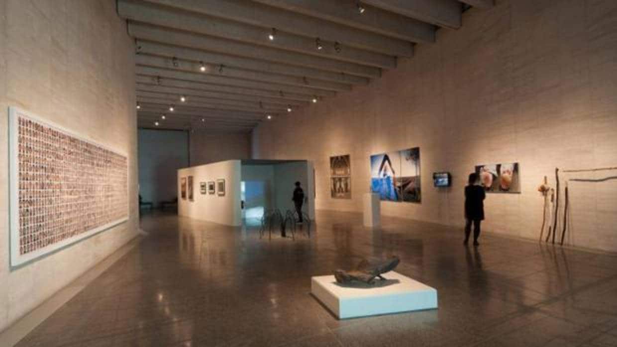 Vista de una de las salas del MUSAC que alberga la muestra «Muchos caminos. Imágenes contemporáneas del Camino de Santiago»