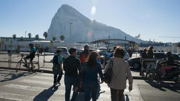 Dastis reclama la administración conjunta del aeropuerto de Gibraltar