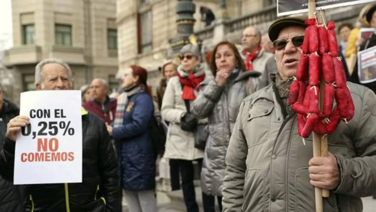 Pensionistas protestan frente al Ayuntamiento de Bilbao