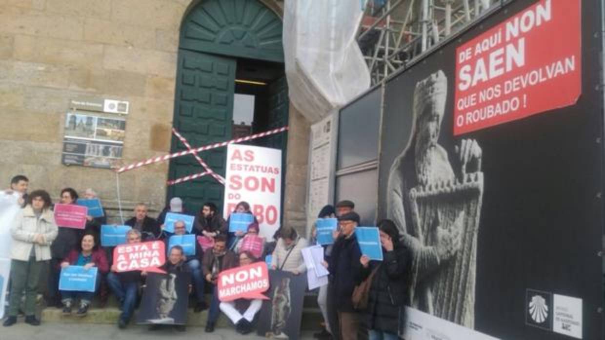 Protesta de los militantes nacionalistas en el Palacio de Xelmírez