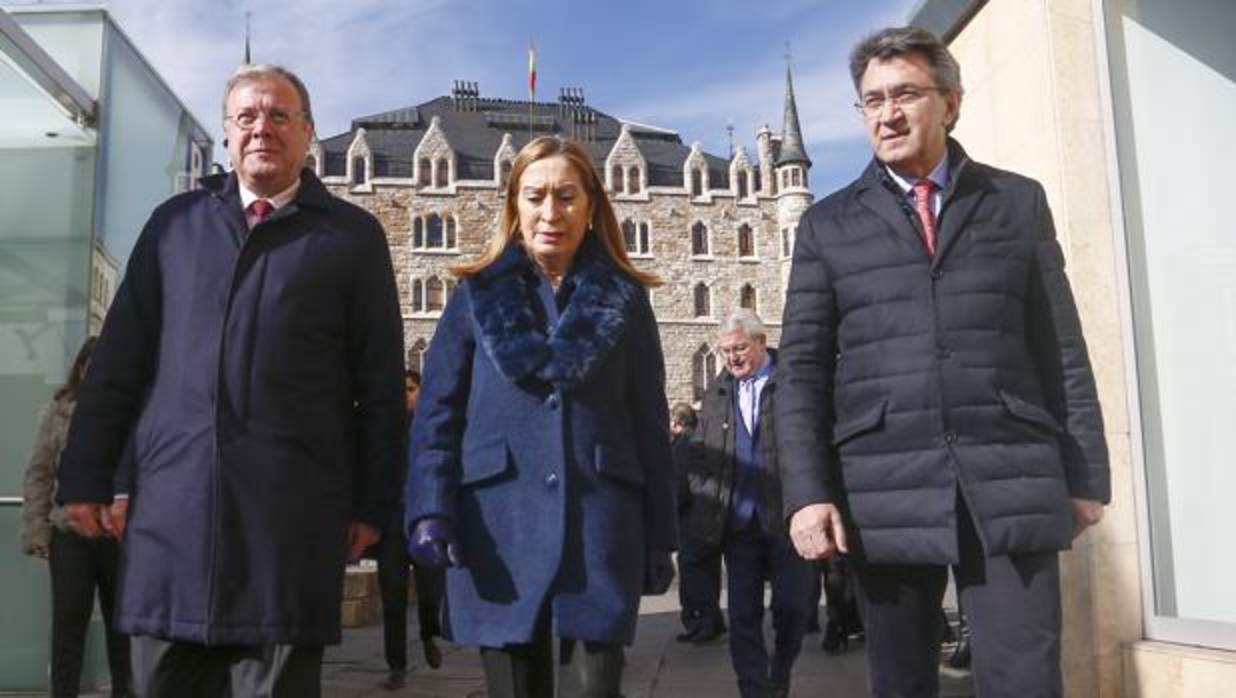 Antonio Silván y Juan Martínez Majo acompañan a Ana Pastor durante su visita a León