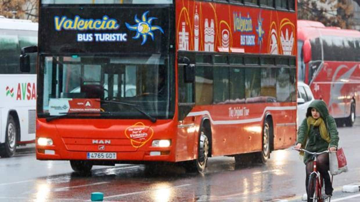 El bus turístico de Valencia, este martes bajo la lluvia