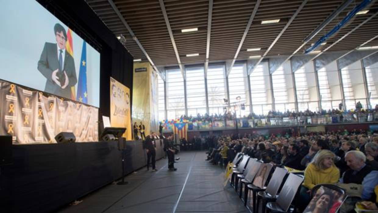 Proyección de un video del expresidente de la Generalitat Carles Puigdemont durante la asamblea general de la ANC