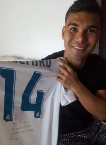 Casemiro dedica a Juanan su elástica