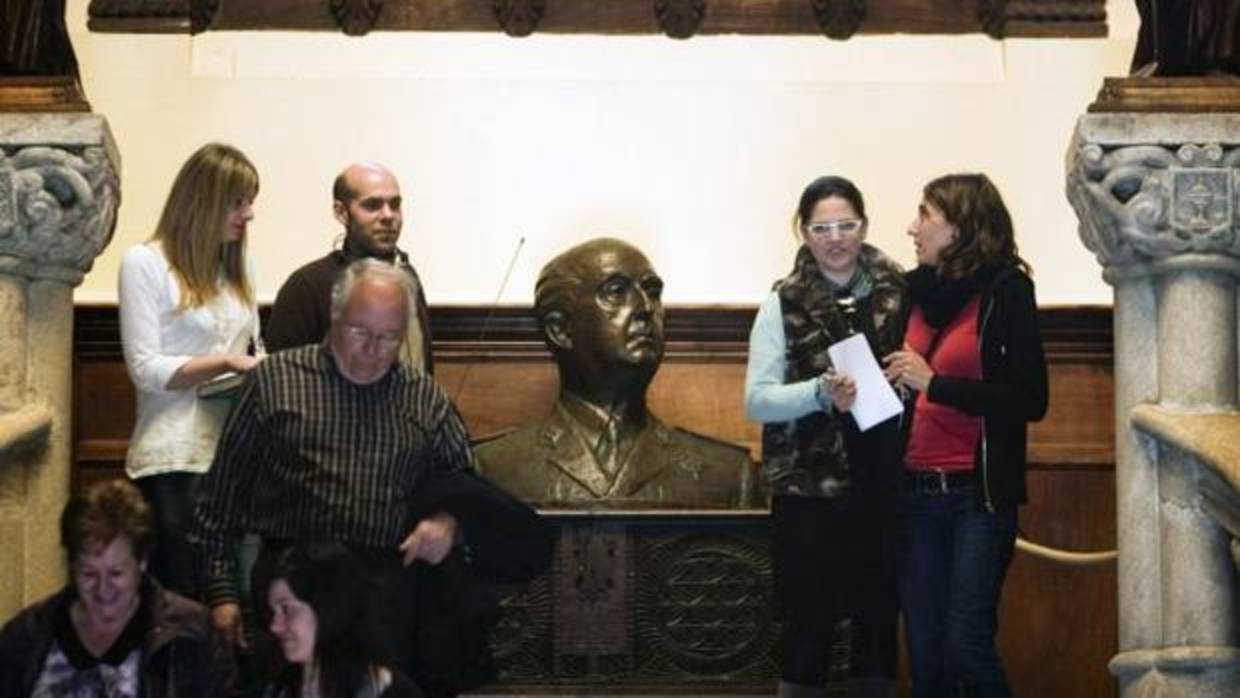 Busto de Francisco Franco, en la escalera principal del recibidor del Pazo de Meirás