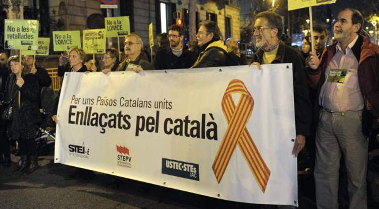 Concentración convocada por «Som Escola» frente a la Delegación del Gobierno en Barcelona
