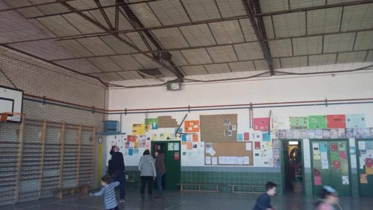 Varios niños juegan en el gimnasio afectado por el amianto de Getafe