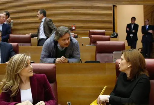 Luis Santamaría, en la bancada del PPCV con Isabel Bonig y Eva Ortiz