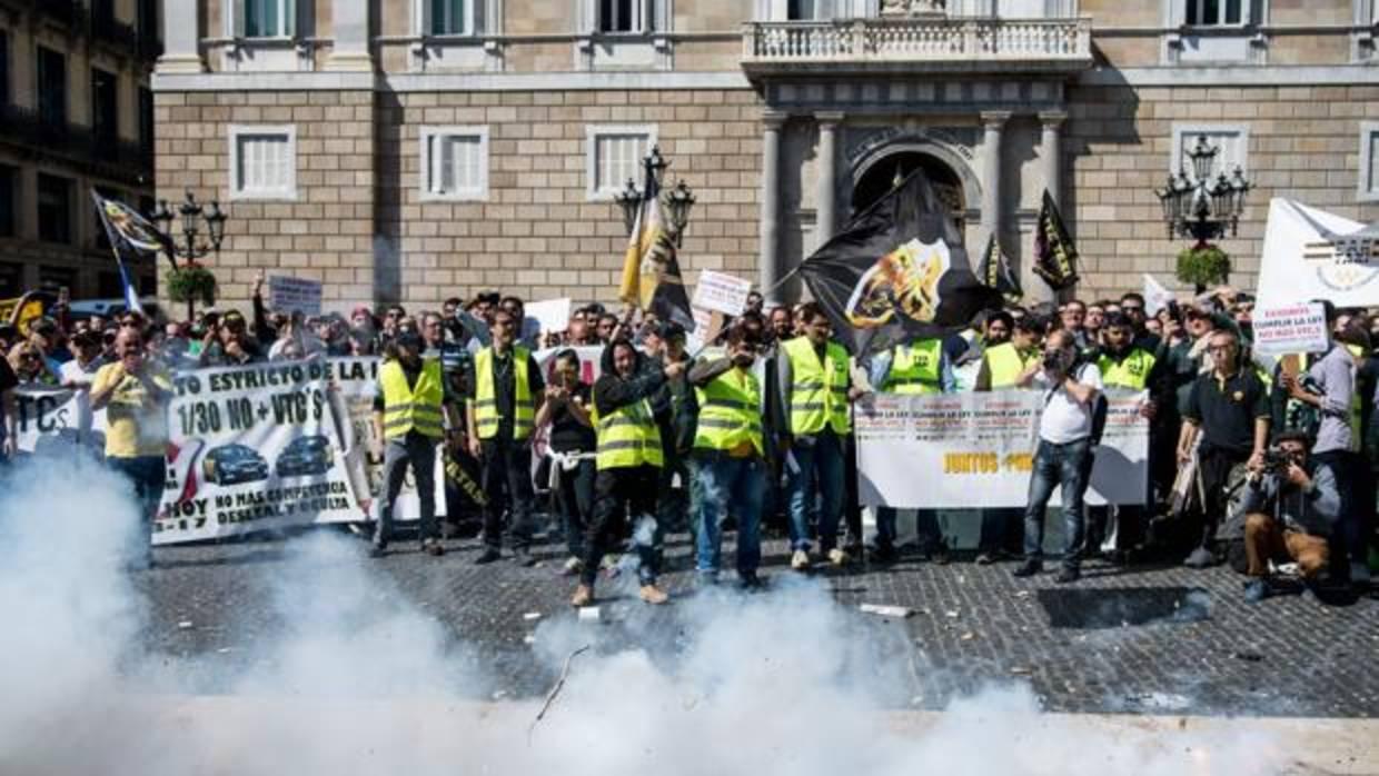 Manifestación de taxistas en la plaza Sant Jaume de Barcelona