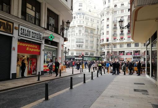 Imagen de la calle Barcelonina, cortada al paso de los peatones, tomada este jueves antes de las mascletà