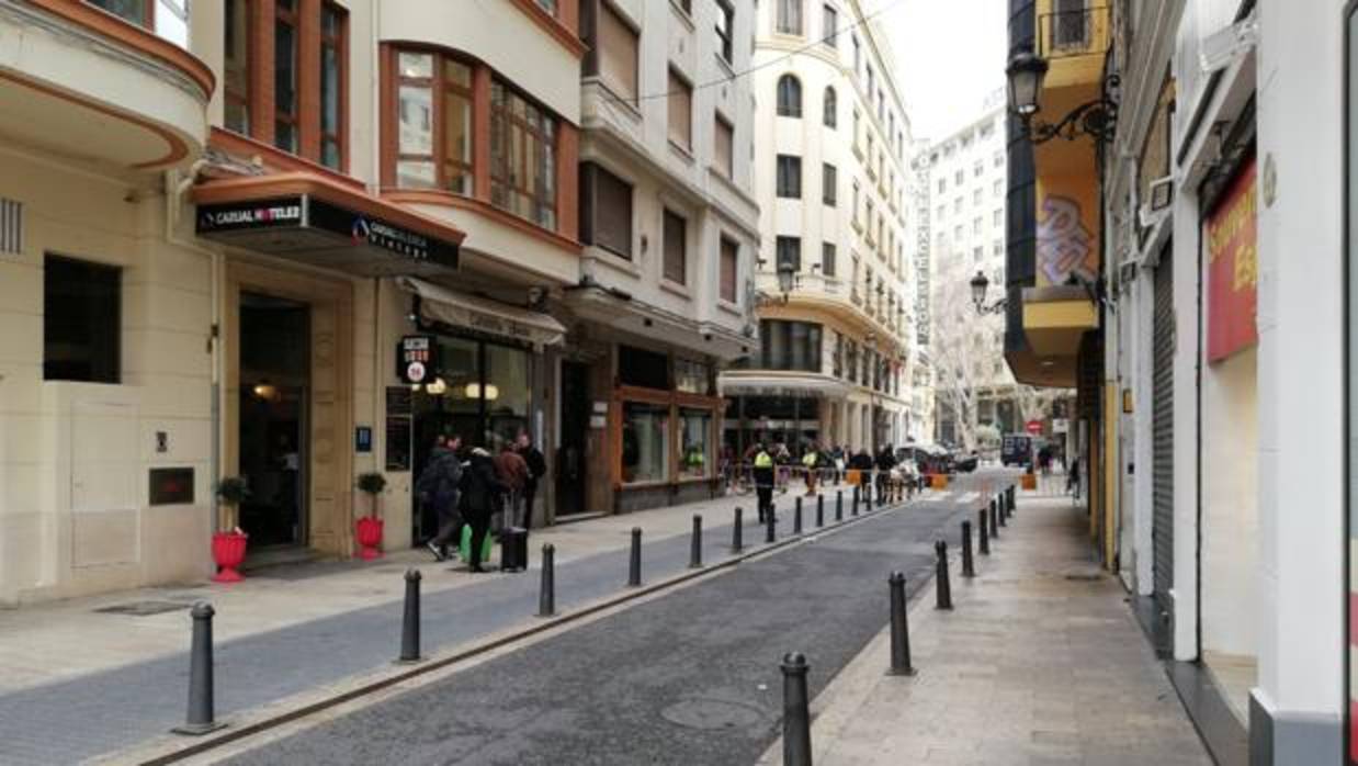 Imagen de la calle Barcelonina, cortada al paso de los peatones, tomada este jueves antes de las mascletà