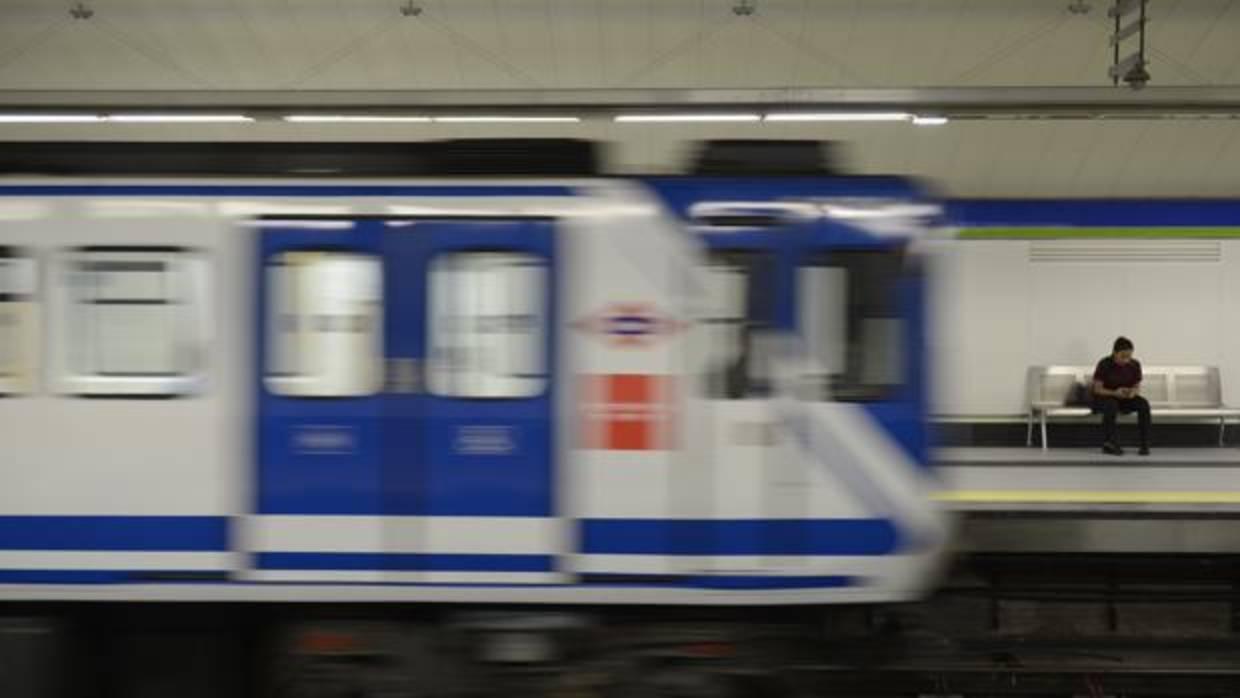Vagón de Metro de Madrid entrando en una estación