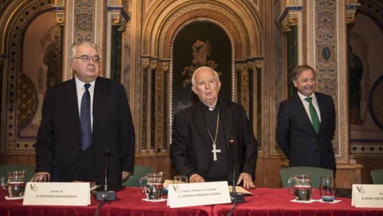 Monseñor Cañizares junto al delegado del Gobierno en la Comunidad Valenciana, Juan Carlos Moragues (derecha) y el presidente del Tribunal Constitucional, Juan José González Rivas