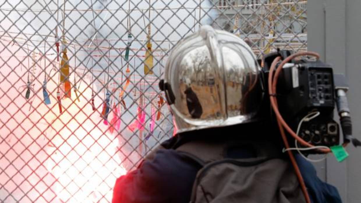 Un bombero graba la mascletà de este viernes en la Plaza del Ayuntamiento