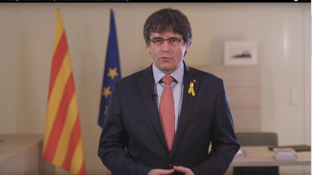 Puigdemont da un paso al lado, tras el reto del Parlament al TC apoyando el 1-O