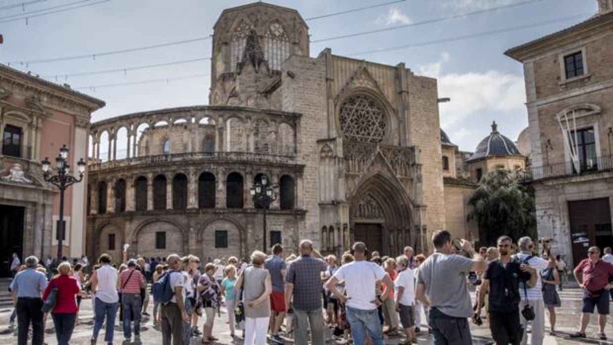 Imagen de archivo de un grupo de turistas en el centro de Valencia