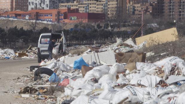 El negocio ilegal de la basura llena de escombros nocivos un polígono de Leganés