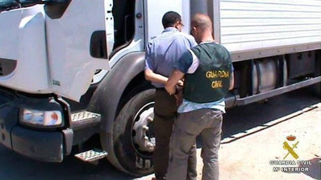 Un camionero detenido, en una imagen de archivo