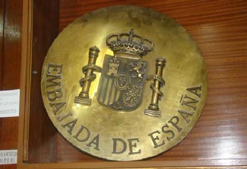 El escudo para las Embajadas y Consulados creado por Mauricio San Martín