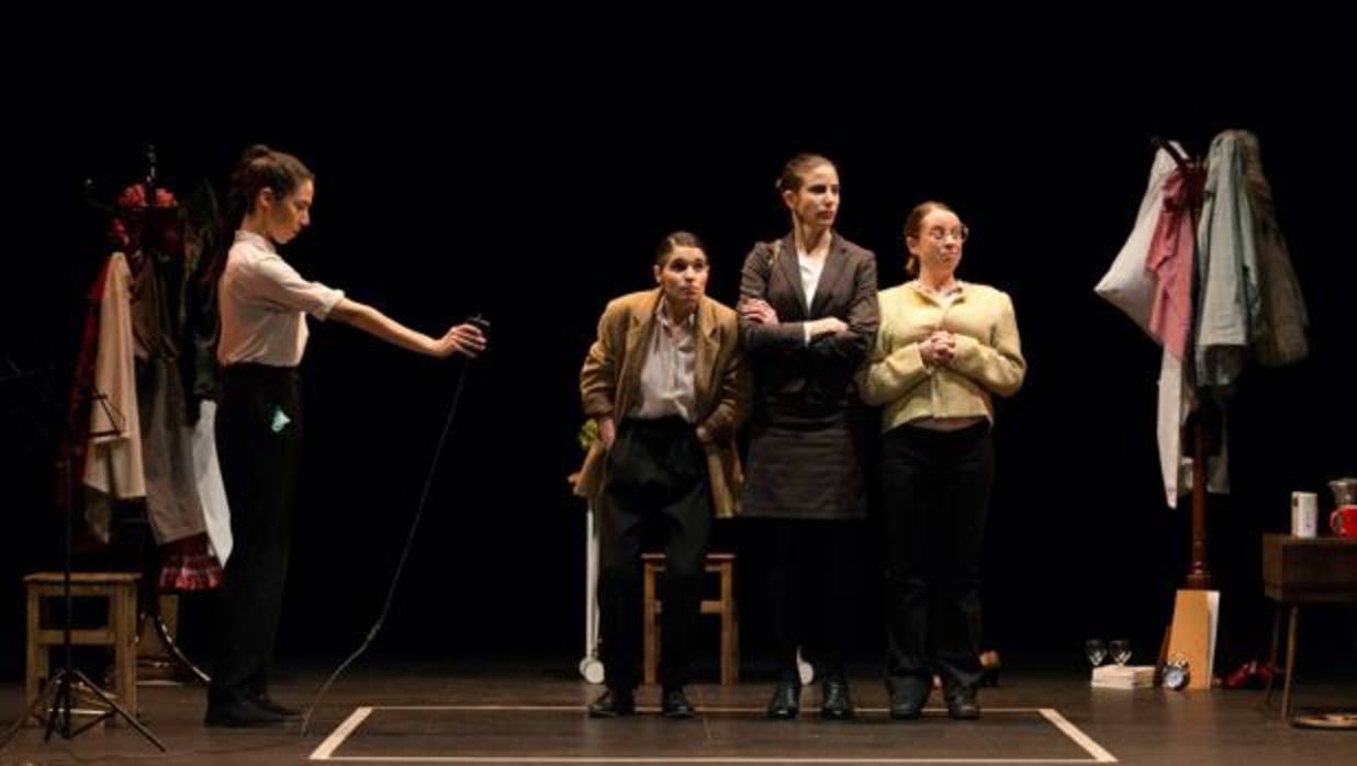 El lenguaje teatral innovador de Interrupted fascinó a los espectadores del Rojas