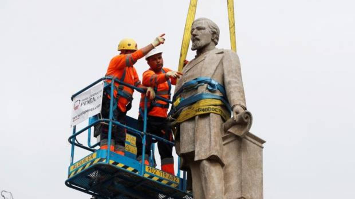 Operarios del Ayuntamiento de Barcelona retiran la estatua a Antonio López, ayer