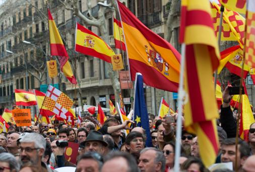 Banderas de España, de la Unión Europea y de Tabarnia en la marcha