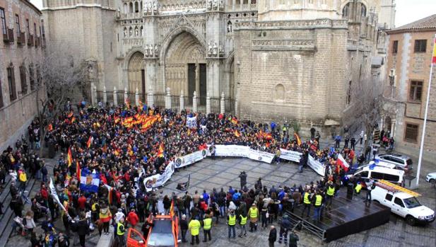 Más de 2.000 policías y guardias civiles exigen la equiparación salarial en una multitudinaria manifestación en Toledo