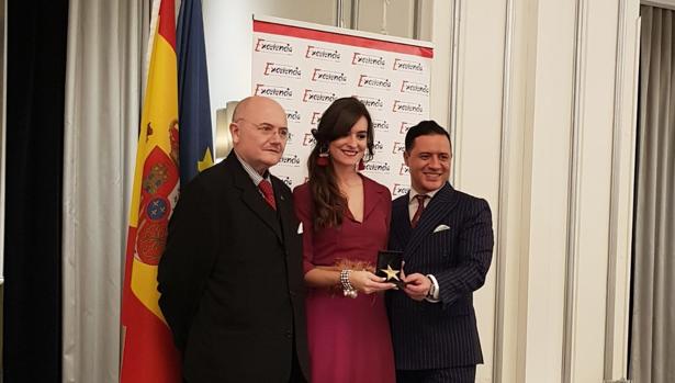 Una alicantina recibe la «Estrella de Oro» a la excelencia profesional por su ayuda a mujeres emprendedoras