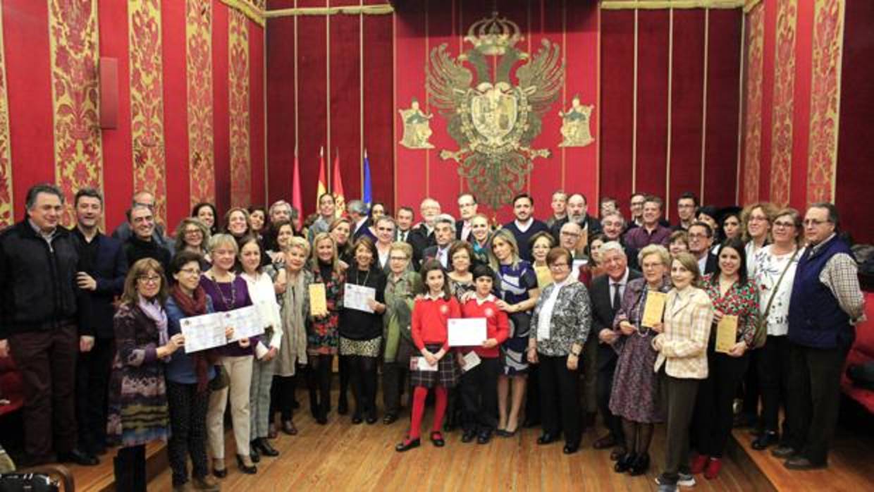 Foto de familia de todos los premiados, ayer, en la Sala Capitular del Ayuntamiento de Toledo