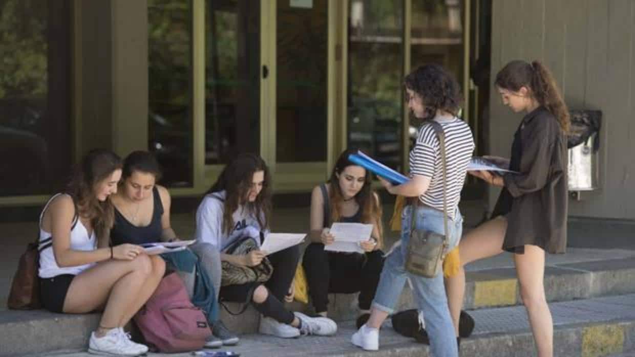 Estudiantes repasando antes de un examen en la Universidad Complutense