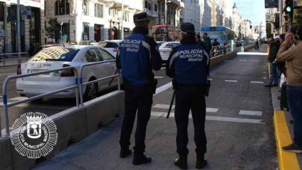 Dos agentes realizan labores preventivas en la Gran Vía