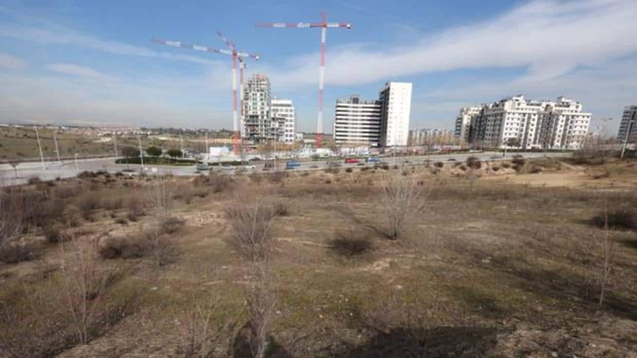 Viviendas en construcción junto a otras zonas aún sin iniciar los trabajos en un desarrollo urbanístico en Madrid
