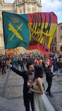 La pareja, besándose en la plaza del Ayuntamiento de Toledo