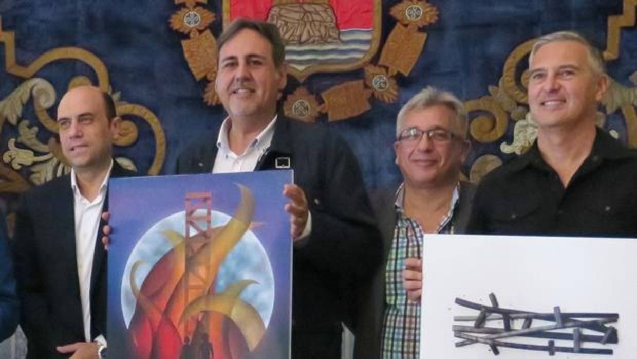 El alcalde (izquierda) y el presidente de la Junta de Hermandades y Cofradías de la Semana Santa (derecha), en la presentación de carteles de fiestas