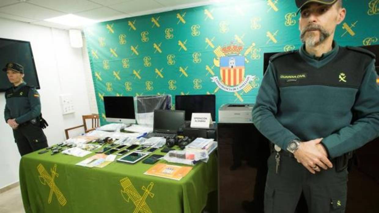 Efectivos de la Guardia Civil de Castellón con parte del material intervenido al grupo organizado de estafadores