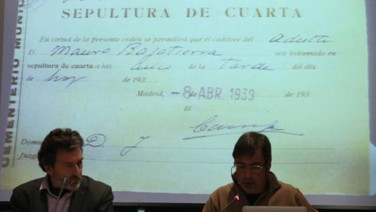 Mauricio Valiente y el historiador Fernando Hernández, durante la presentación del informe con 2934 nombres