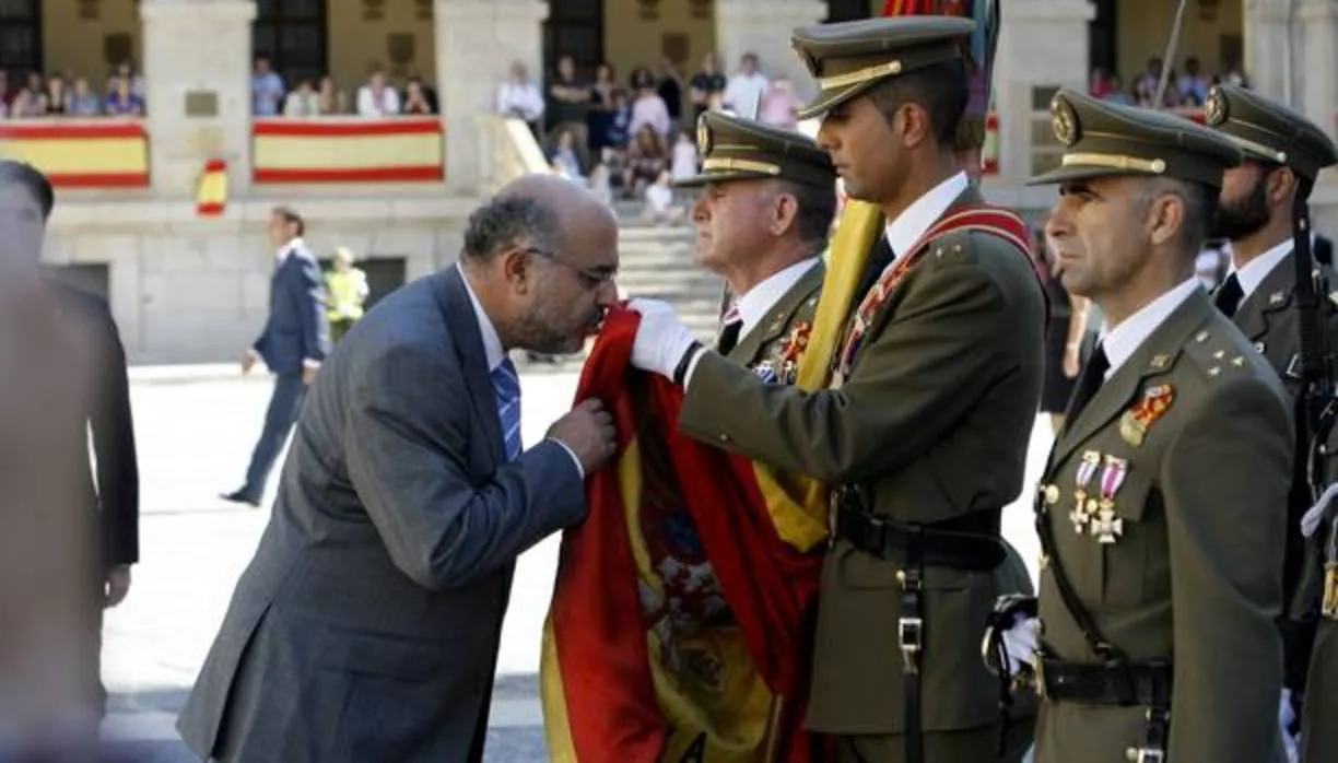 El secretario general de Presidencia, Rafael Perezagua, jurando bandera en 2011