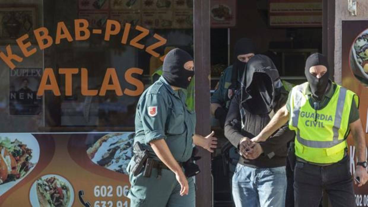 Agentes de la Guardia Civil entrando en un restaurante de Kebab en una imagen de archivo