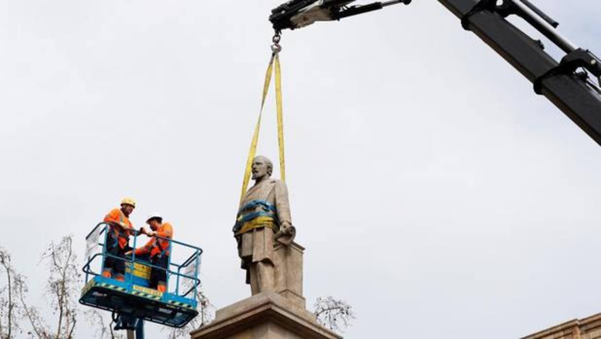 Detalle de la retirada de la estatua, el pasado domingo en Barcelona
