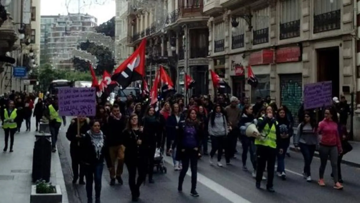 Mujeres en la huelga feminista del 8 de marzo en la calle la Paz de Valencia