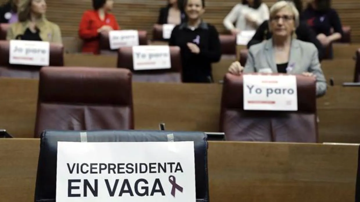 Escaño vacío de la vicepresidenta, Mónica Oltra, en el día de huelga feminista del 8 de marzo