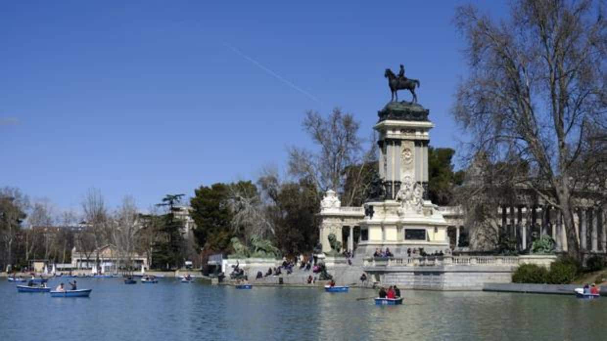 El mirador, bajo la estatua ecuestre de Alfonso XII, domina las vistas del estanque del Retiro