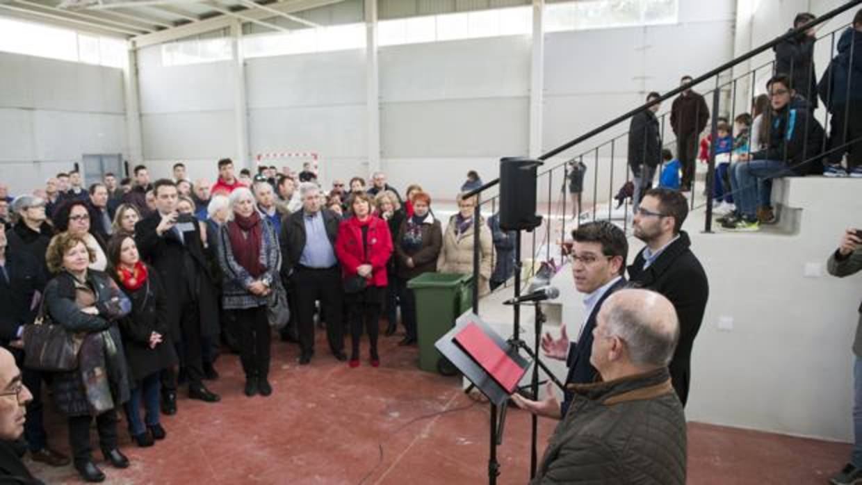 El presidente de la Diputació Jorge Rodríguez junto al alcalde de Requena, Mario Sanchez y el alcalde de San Antonio José Martínez durante su visita a la comarca