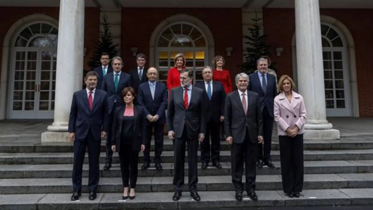 Foto de familia en La Moncloa, con el nuevo ministro de Economía, Román Escolano, arriba a la izquierda